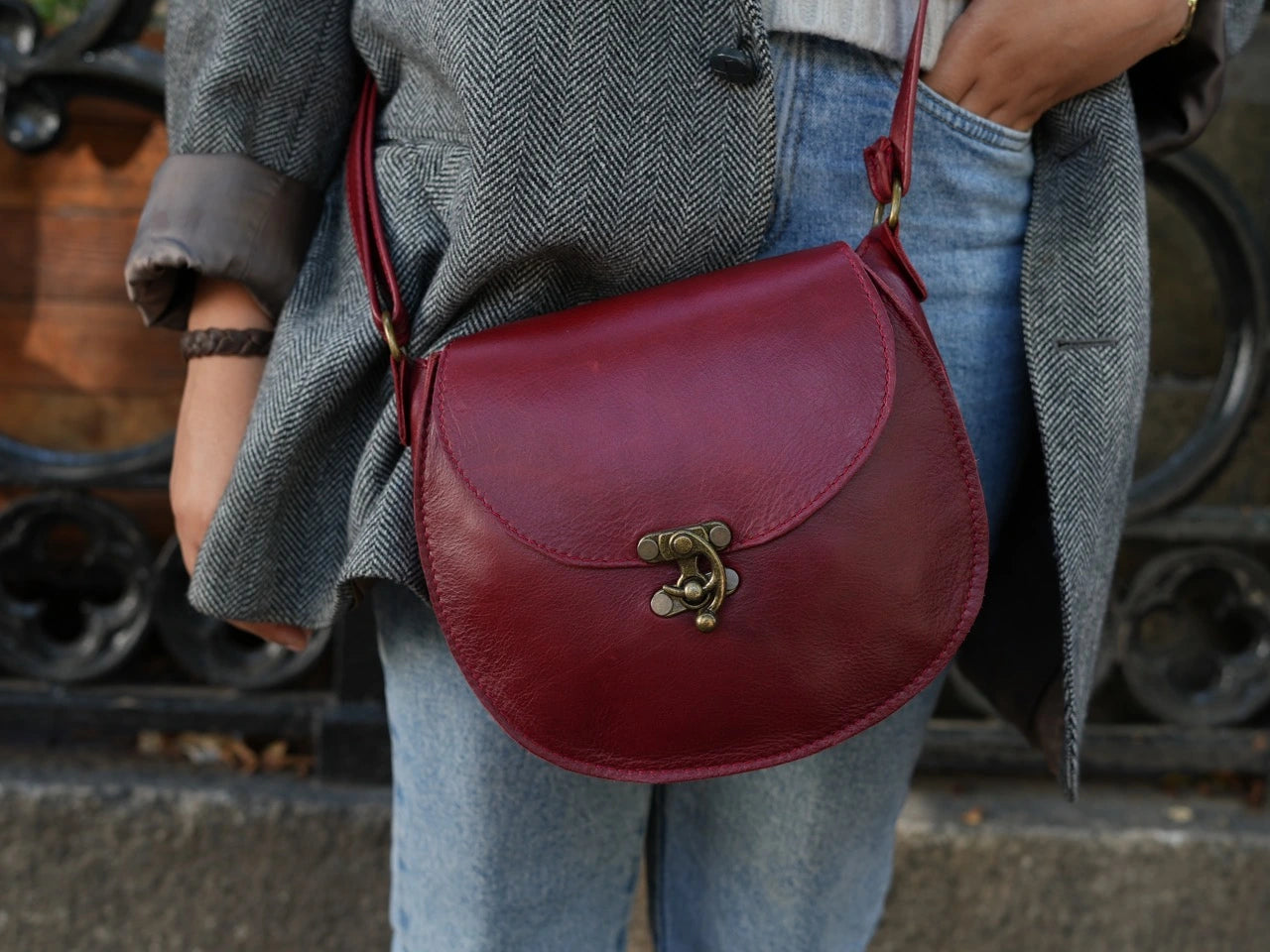 A beatiful lady carrying a beautiful Crossbody "D Bag big leather bags / Mini Sandle bags" from Cape Masai leather at Green market Square in Cape Town