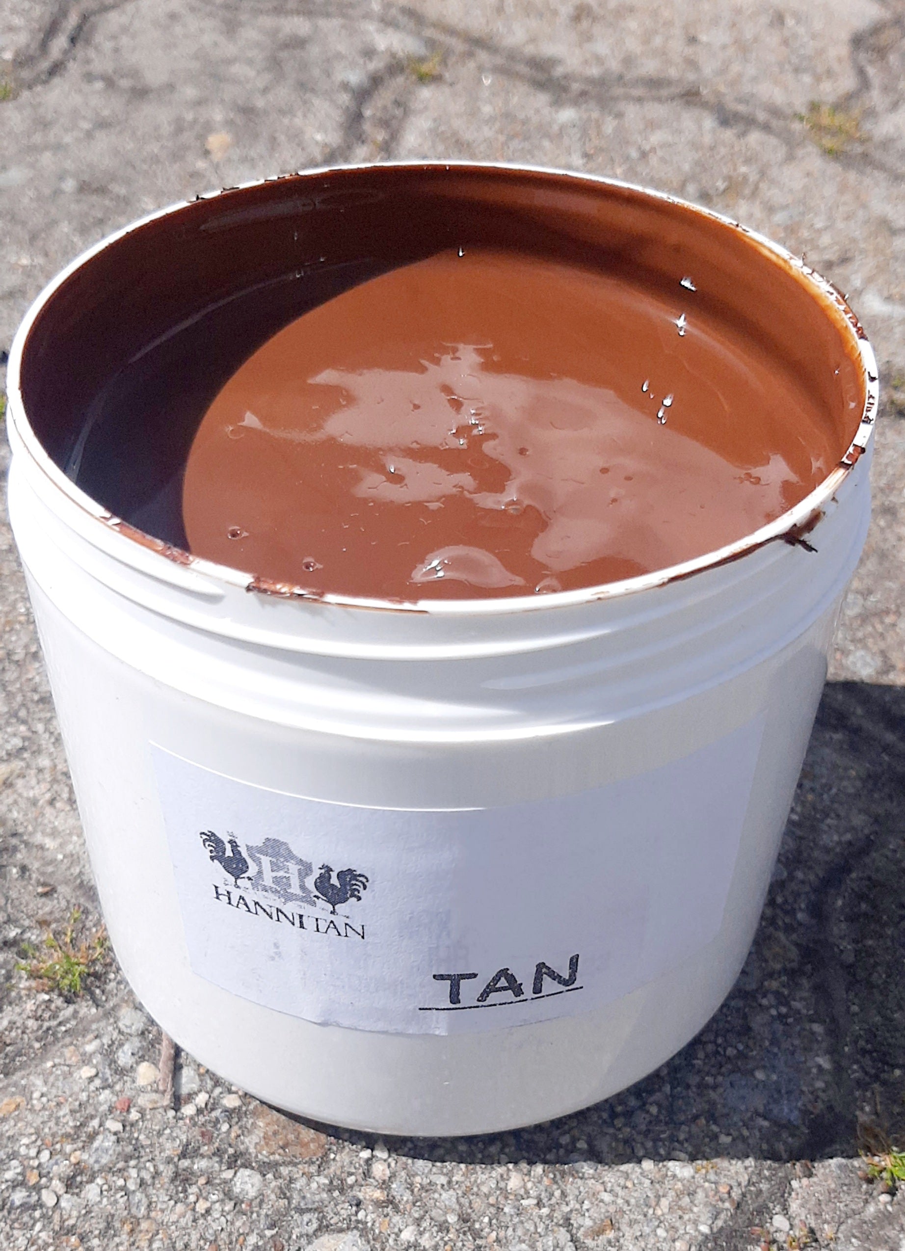 Cape Masai leather Leather Oil wax 500ml  tan colour while container is open 